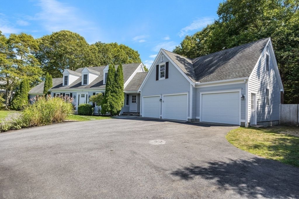 Attached, Exterior, Facade, Cape Cod