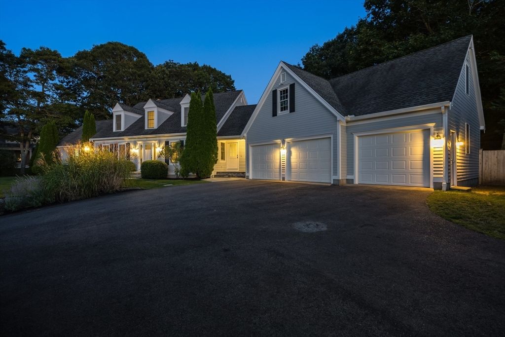 Attached, Exterior, Facade, Cape Cod