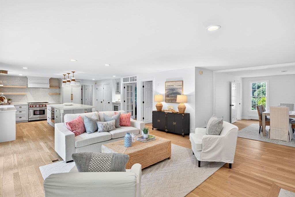 Dining room, Interior, Kitchen, Living room, Pendant Lights, Recessed Lighting, Stainless Steel Appliances, Wood Texture Flooring