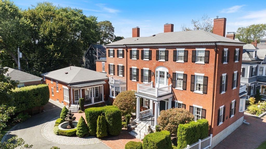 Exterior, Facade, Brick Facade, Georgian