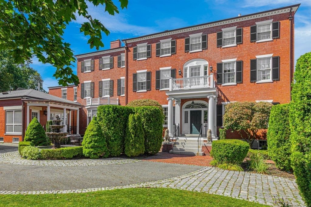 Exterior, Facade, Brick Facade, Georgian