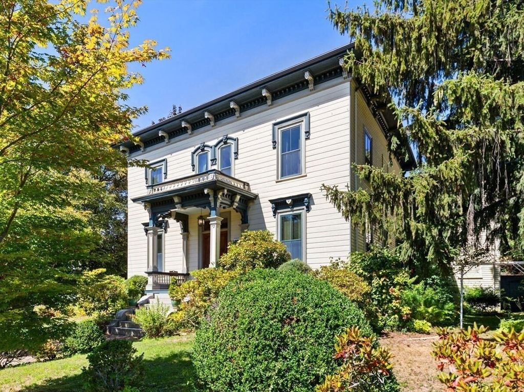 Exterior, Facade, Queen Anne Victorian