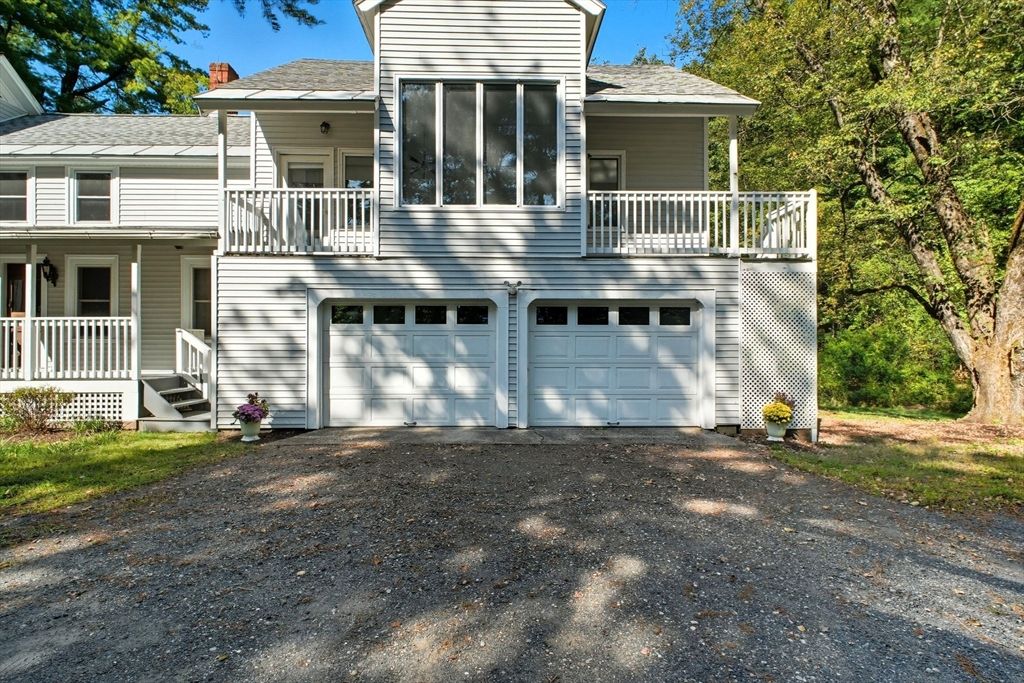 Attached, Exterior, Facade, Queen Anne Victorian