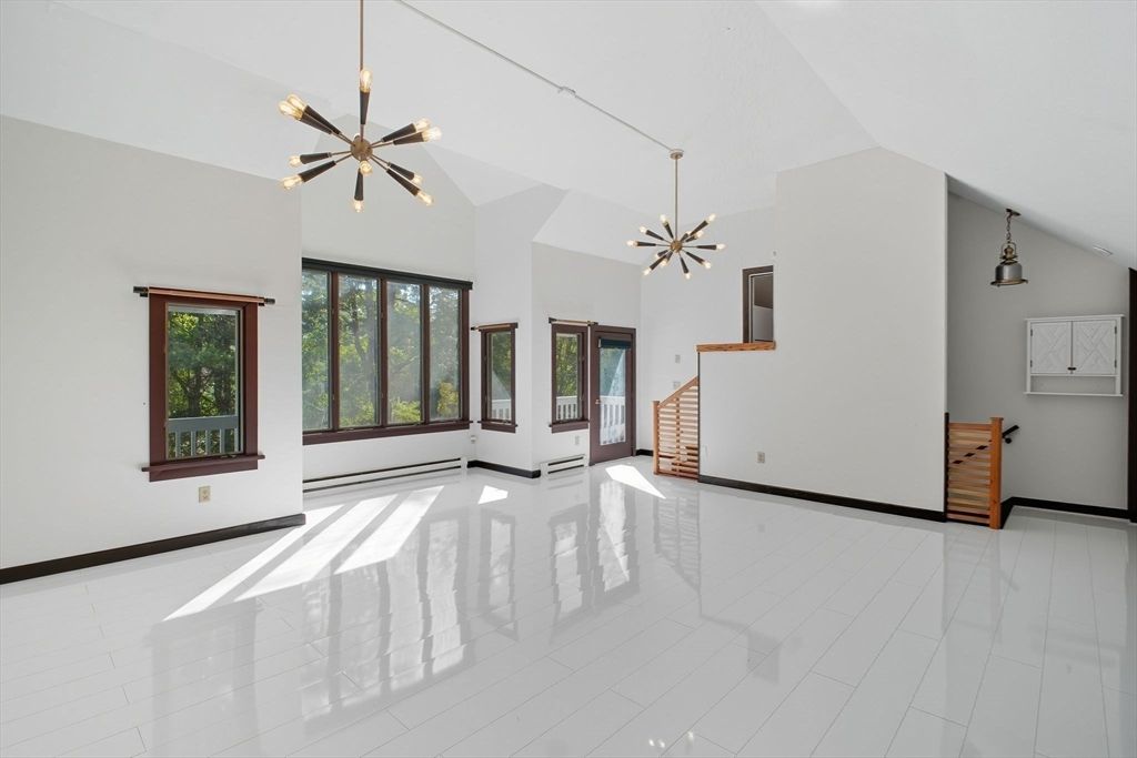 Empty room, Interior, Pendant Lights