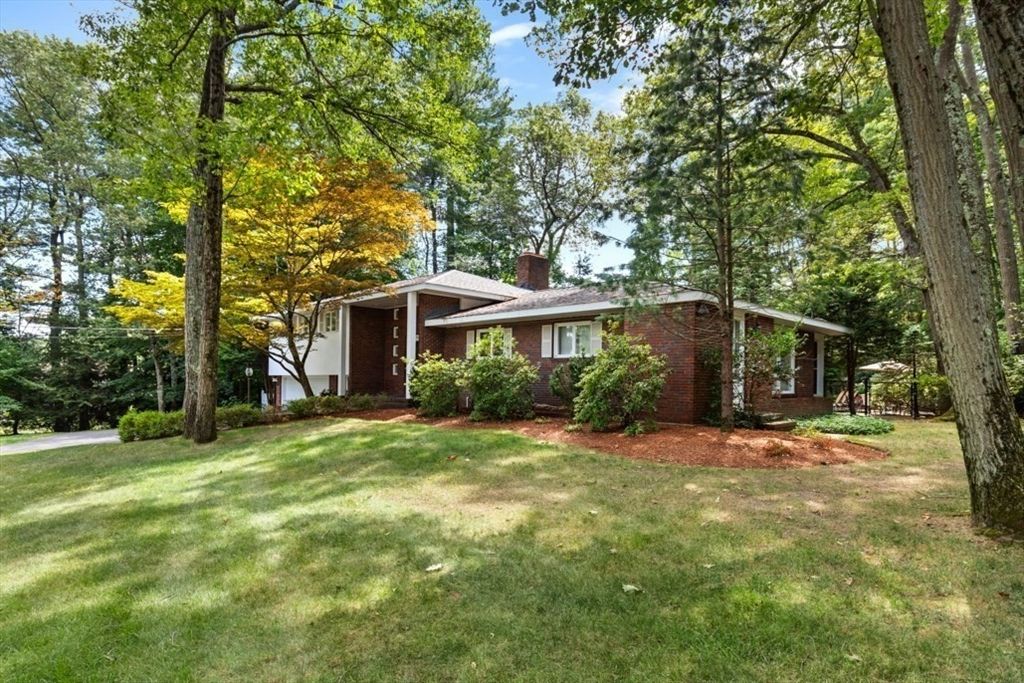 Backyard, Exterior, Facade, Brick Facade, Ranch