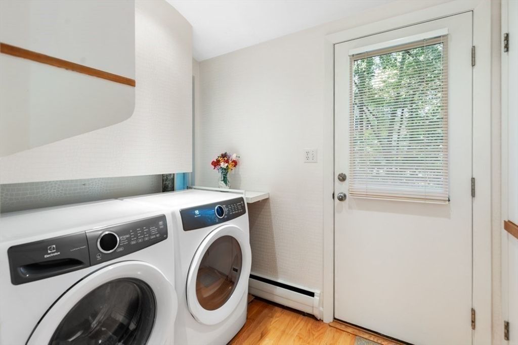 Interior, Washer, Wood Texture Flooring