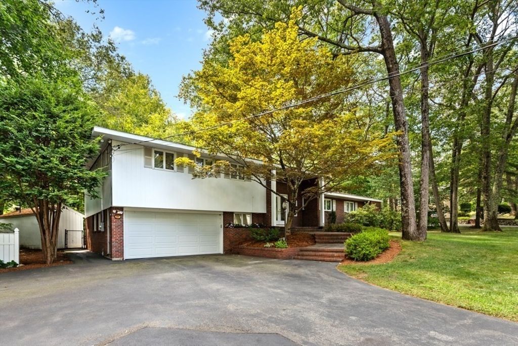 Attached, Exterior, Facade, Brick Facade, Raised Ranch