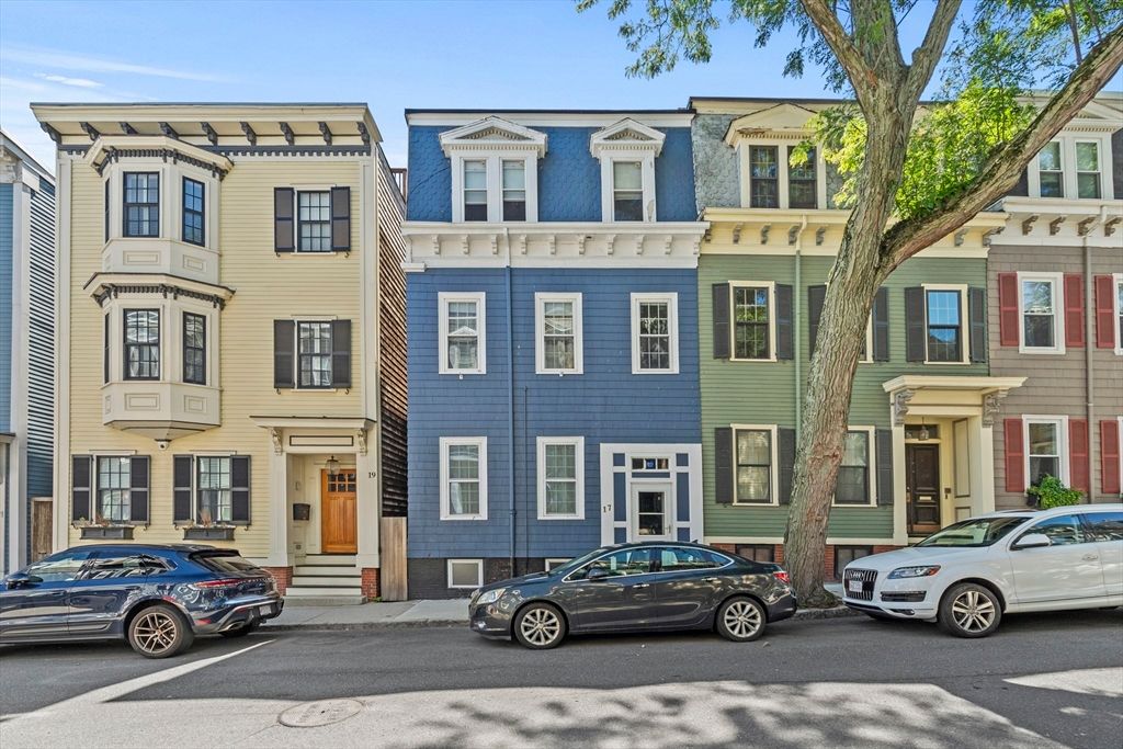 Exterior, Facade, Rowhouse