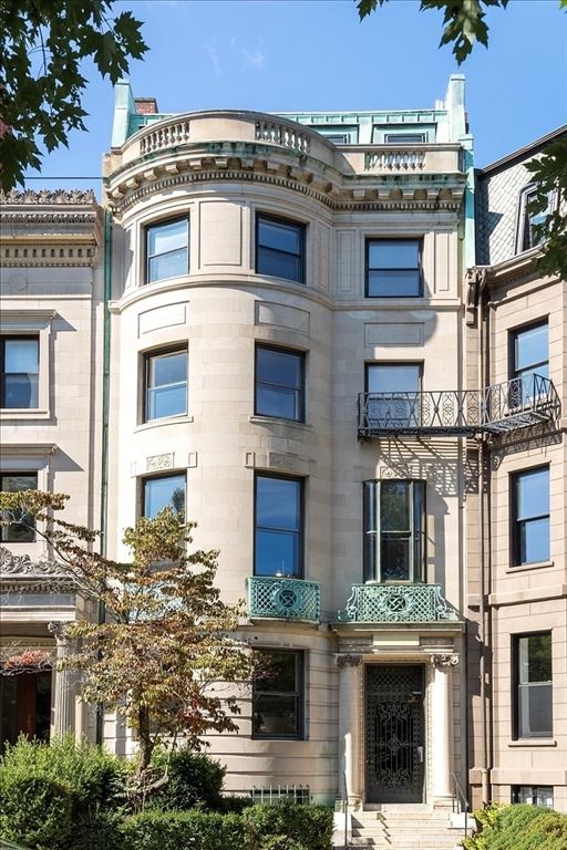 Exterior, Facade, Brownstone