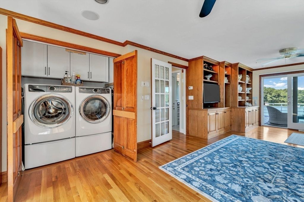 Interior, Washer, Wood Texture Flooring