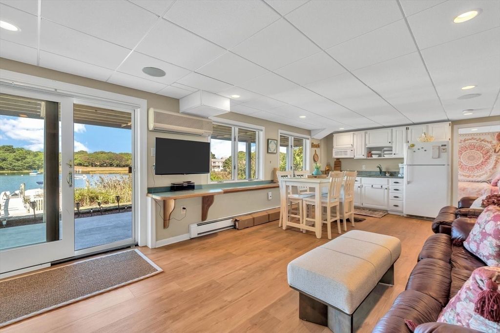 Interior, Kitchen, Recessed Lighting, Water, Wood Texture Flooring