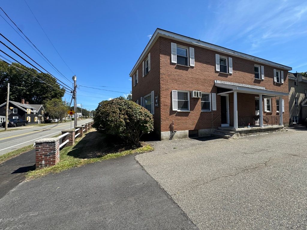 Exterior, Facade, Brick Facade, Rowhouse