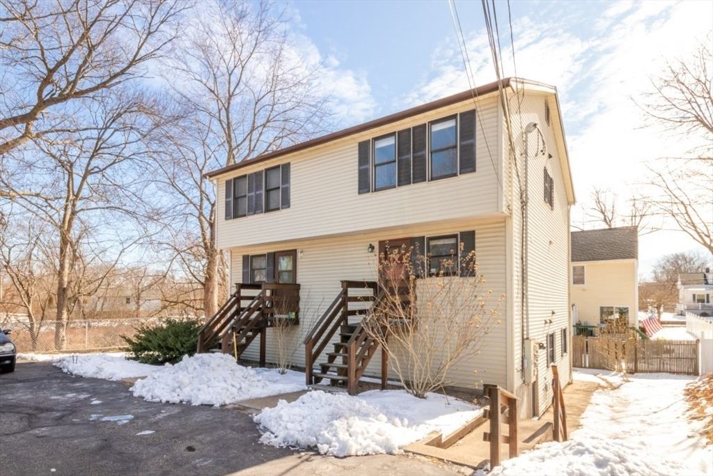 Exterior, Facade, Raised Ranch