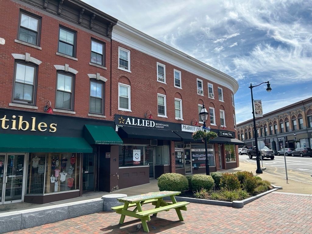 Exterior, Facade, Brick Facade, Chicago School