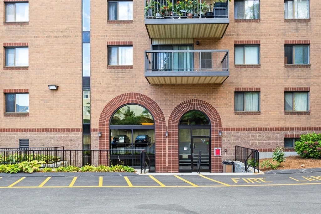 Exterior, Facade, Brick Facade, Rowhouse