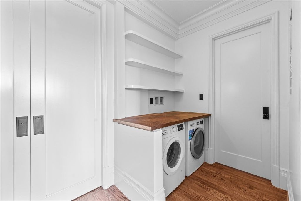 Interior, Washer, Wood Texture Flooring
