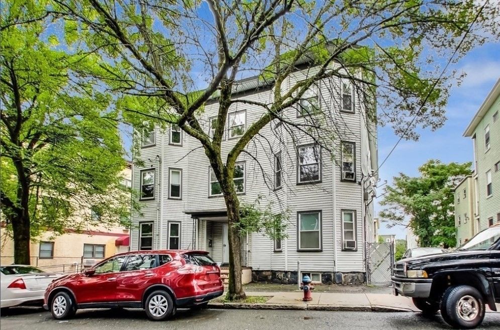 Exterior, Facade, Queen Anne Victorian