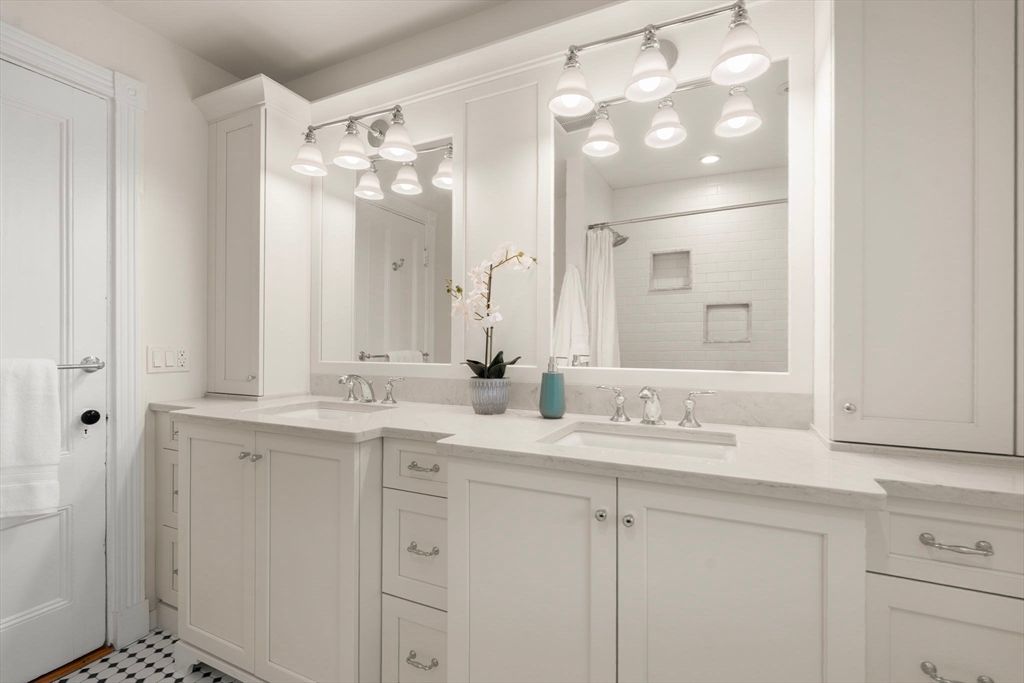 Bathroom, Dual Sink Vanities, Interior