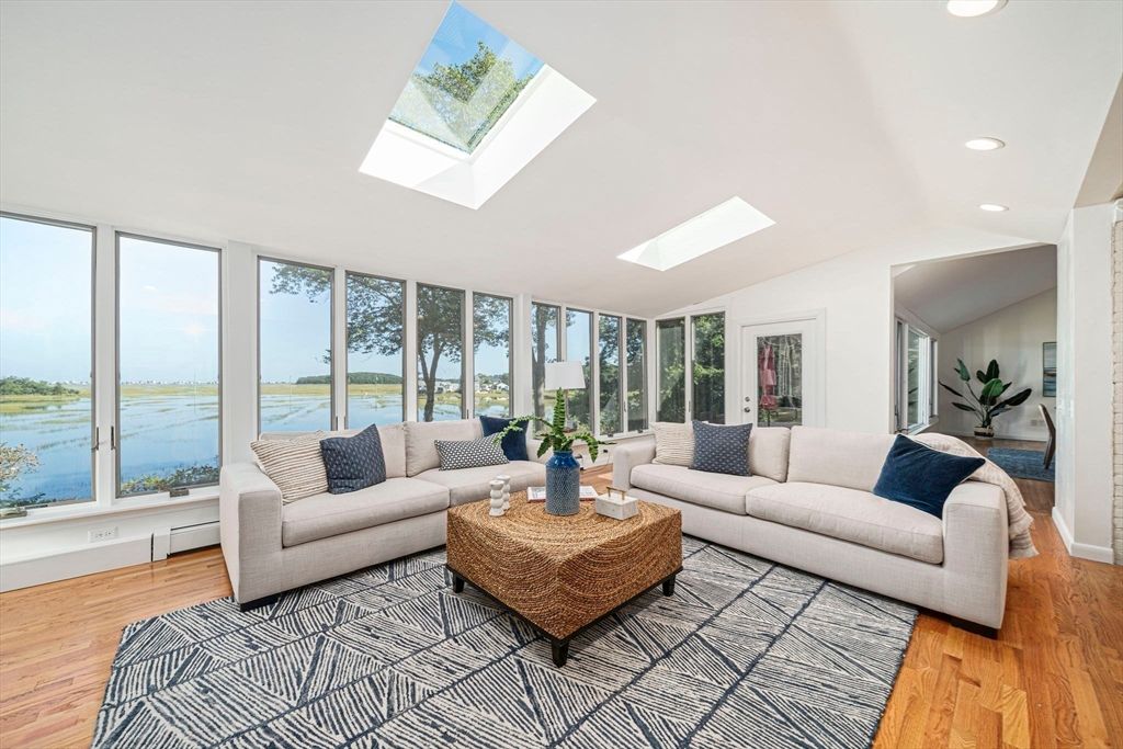 Interior, Living room, Recessed Lighting, Water, Wood Texture Flooring