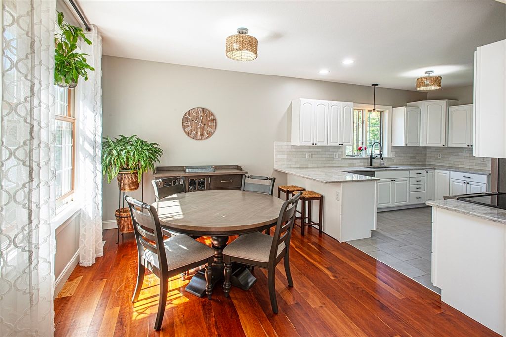 Dining room, Interior, Kitchen, Pendant Lights, Recessed Lighting, Wood Texture Flooring