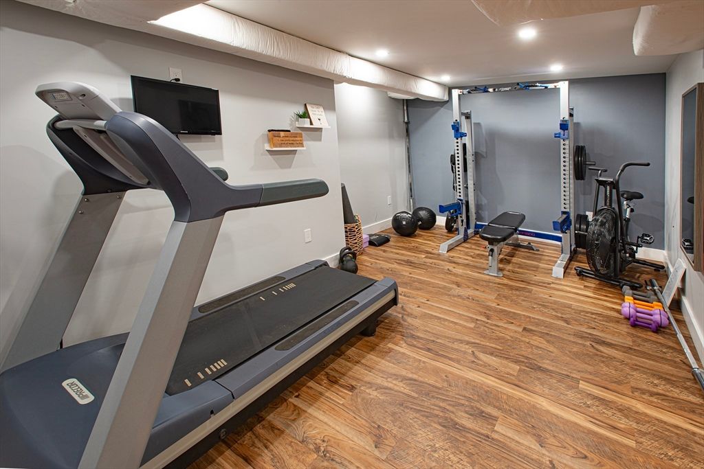 Fitness Equipment, Interior, Recessed Lighting, Wood Texture Flooring