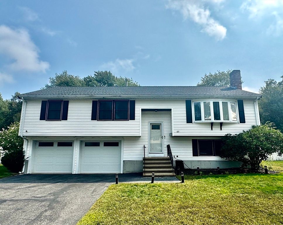 Attached, Exterior, Facade, Raised Ranch