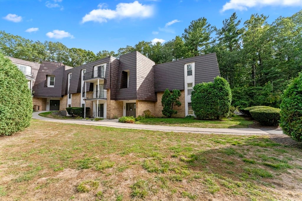 Backyard, Exterior, Facade, Raised Ranch