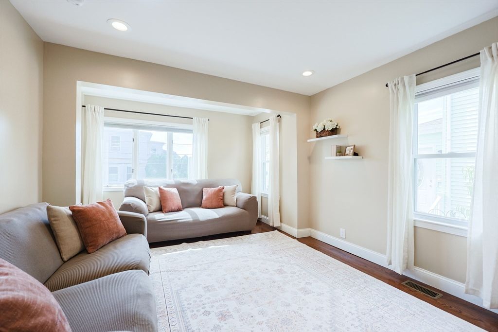 Interior, Living room, Pendant Lights, Recessed Lighting, Wood Texture Flooring
