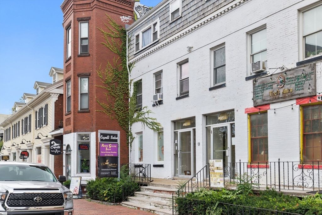 Exterior, Facade, Brick Facade, Rowhouse