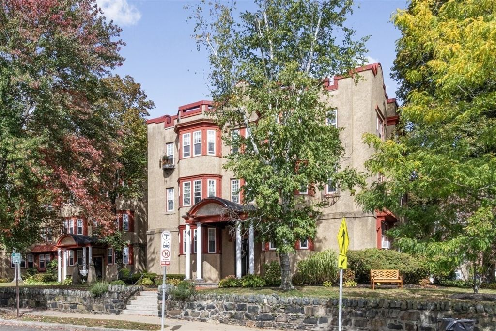 Exterior, Facade, Rowhouse