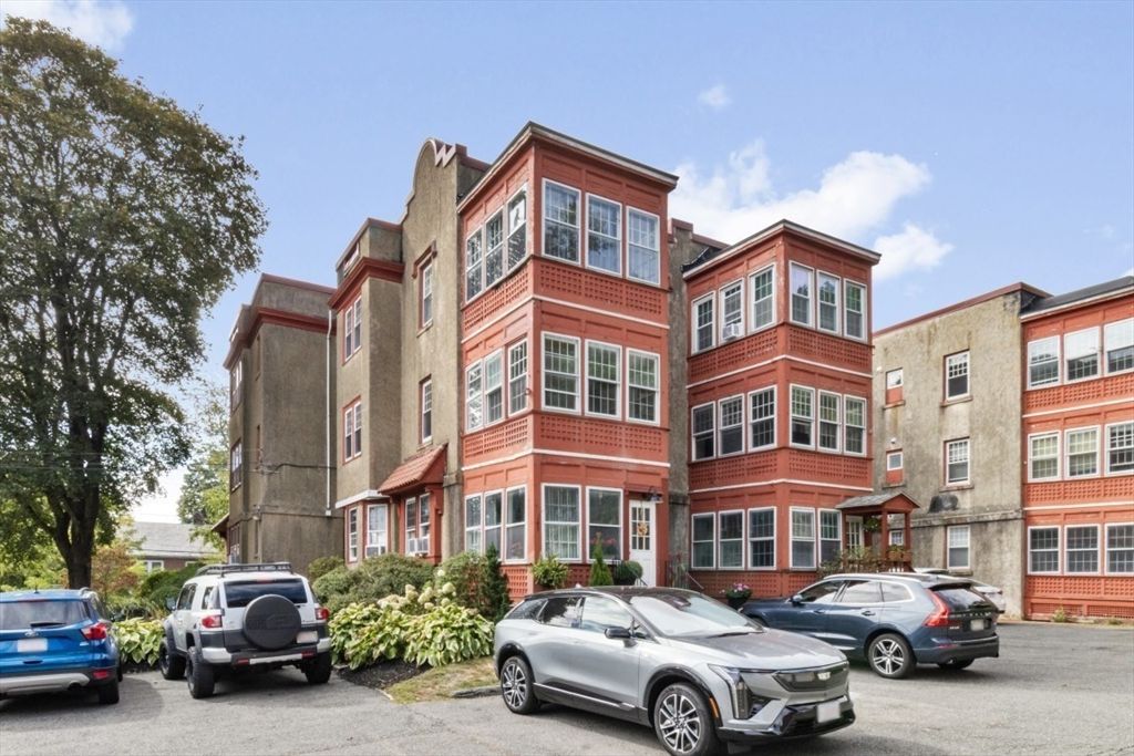 Exterior, Facade, Rowhouse