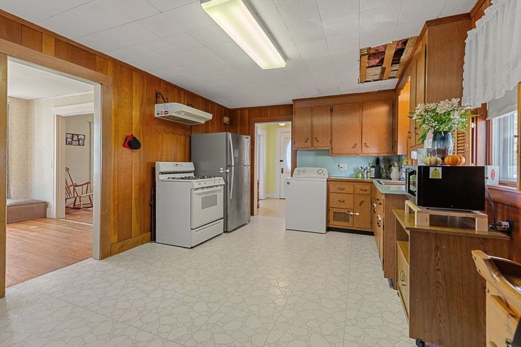 Interior, Kitchen, Washer, Wood Texture Flooring, Wooden Walls