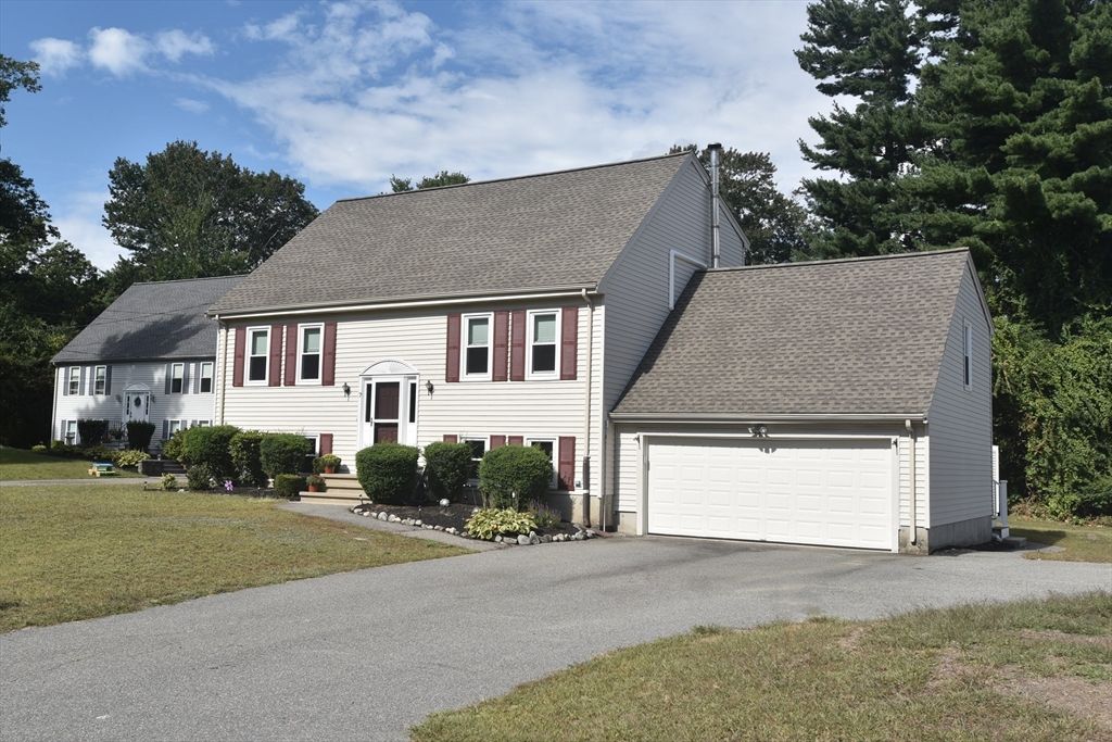 Attached, Exterior, Facade, Cape Cod