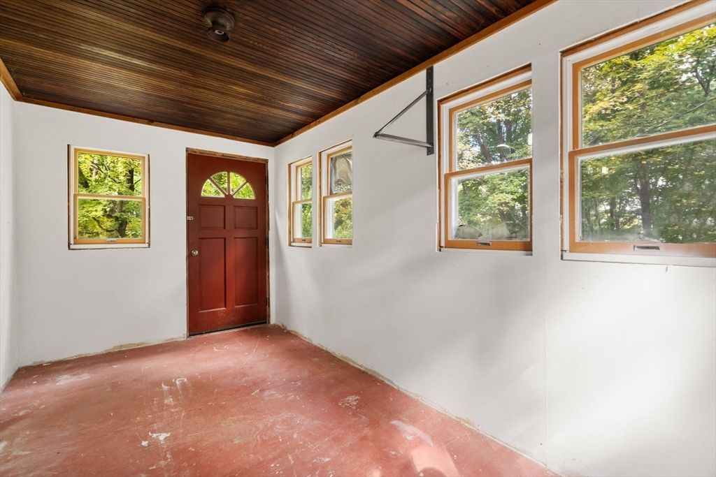 Empty room, Interior, Wooden Ceilings