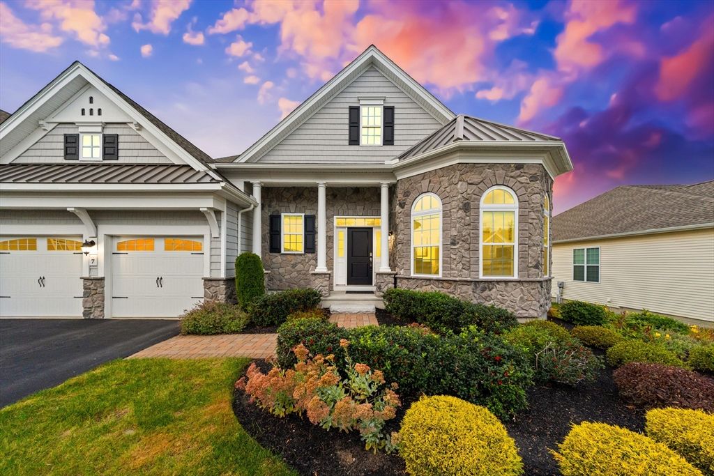 Attached, Exterior, Facade, American Craftsman