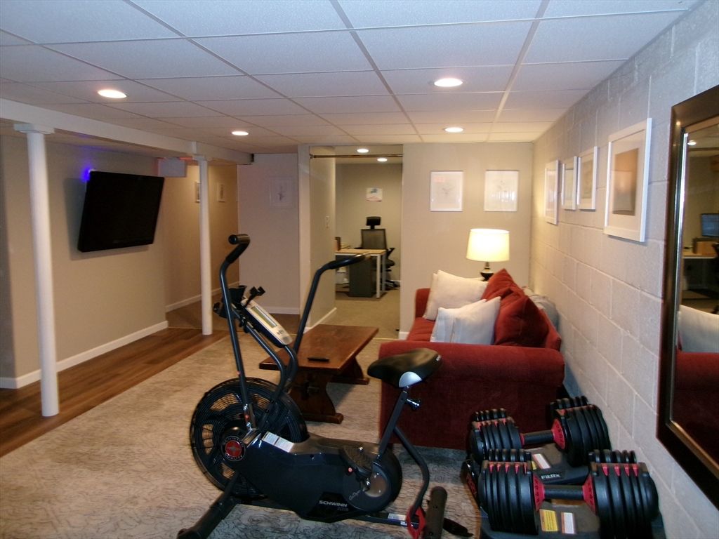 Fitness Equipment, Interior, Living room, Recessed Lighting, Wood Texture Flooring
