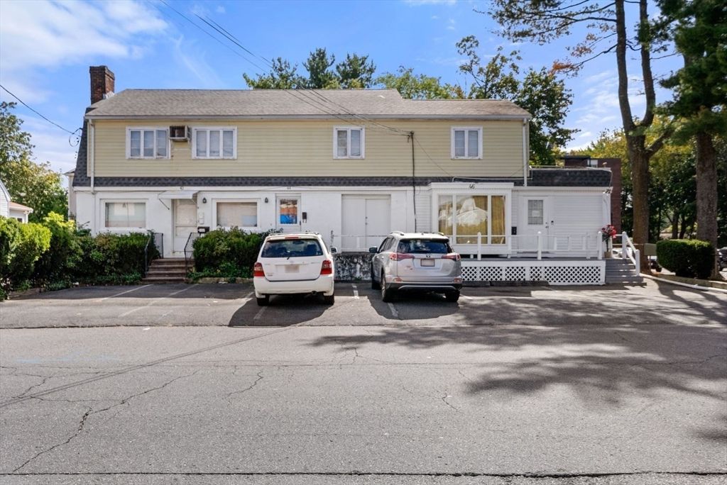 Exterior, Facade, Split Level