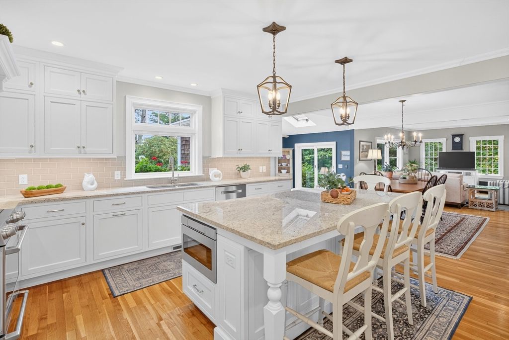 Chandelier, Dining room, Interior, Kitchen, Pendant Lights, Recessed Lighting, Wood Texture Flooring