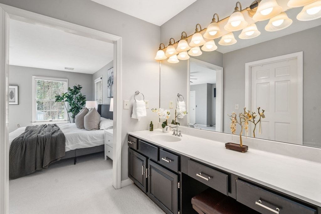 Bathroom, Bedroom, Dual Sink Vanities, Interior