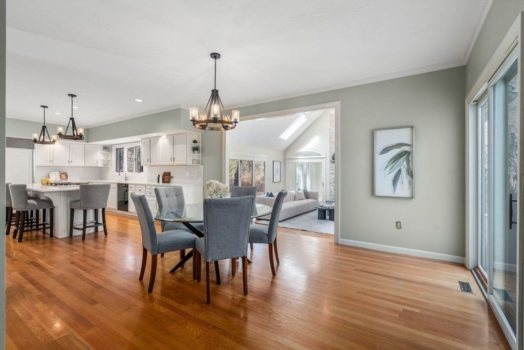 Chandelier, Dining room, Interior, Kitchen, Pendant Lights, Recessed Lighting, Wood Texture Flooring