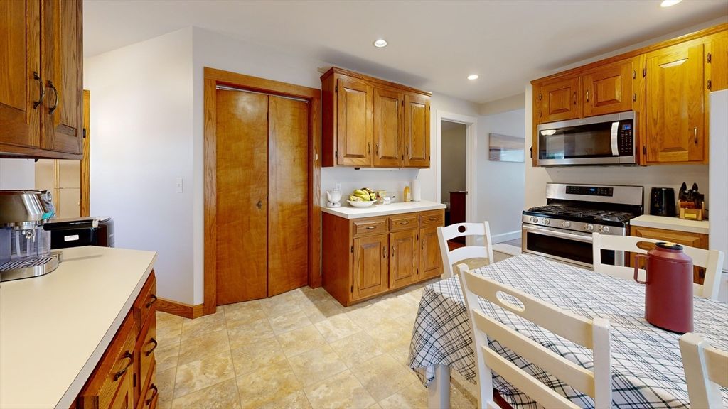 Dining room, Interior, Kitchen, Recessed Lighting, Stainless Steel Appliances