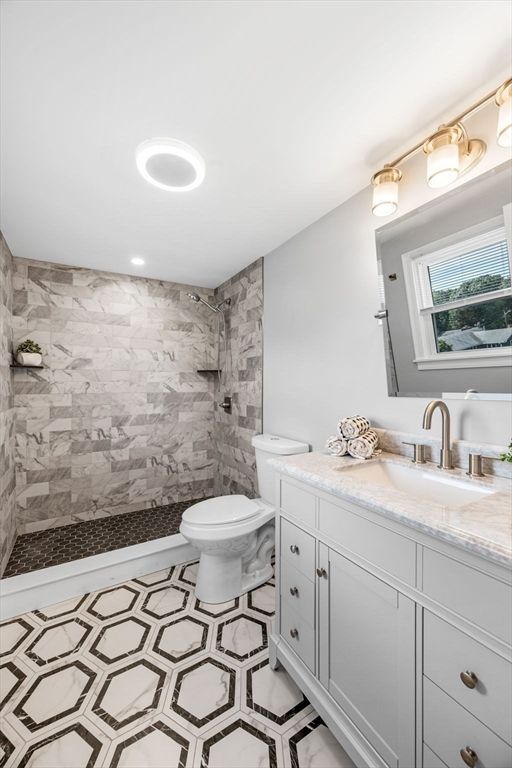 Bathroom, Interior, Marble Walls, Recessed Lighting