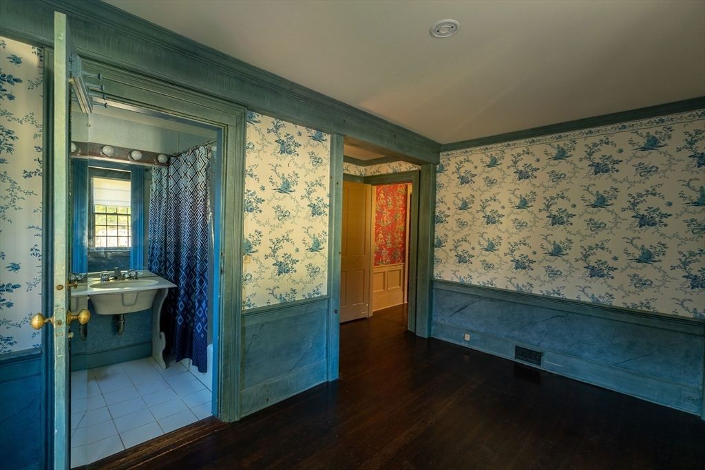 Bathroom, Interior, Recessed Lighting, Wood Texture Flooring