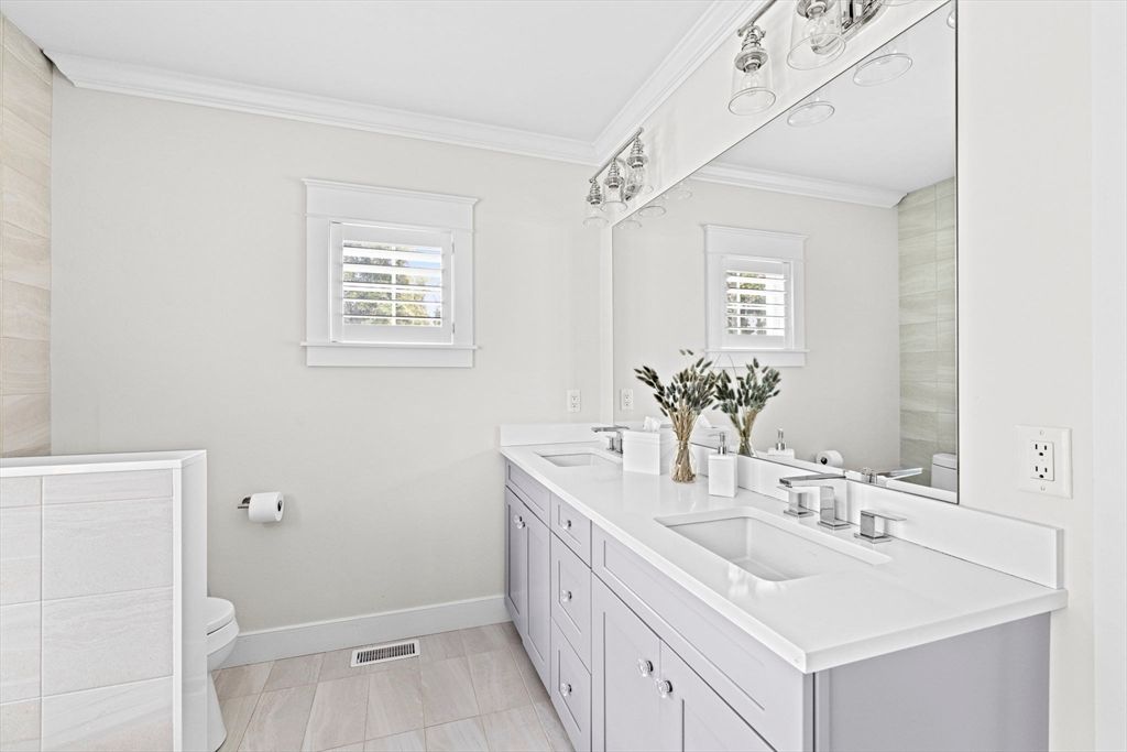 Bathroom, Dual Sink Vanities, Interior
