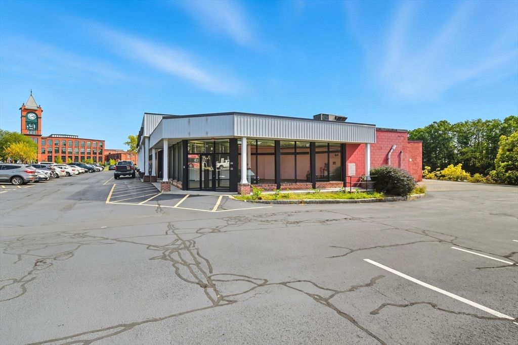 Exterior, Facade, Modern