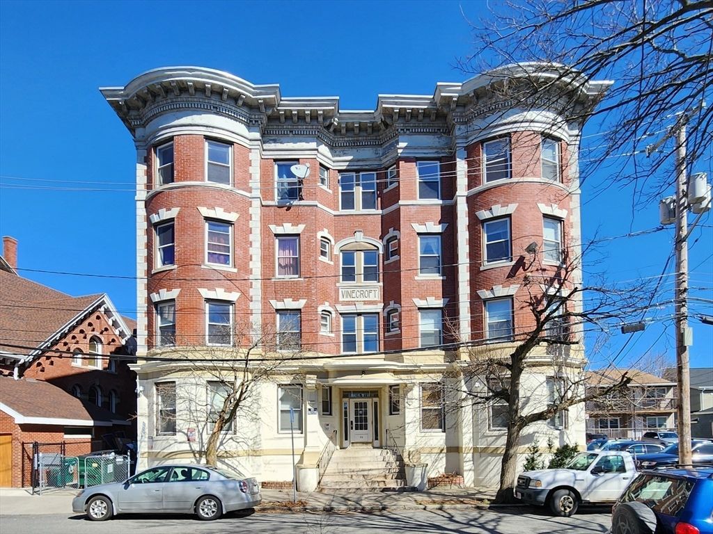 Exterior, Facade, Brick Facade, Rowhouse