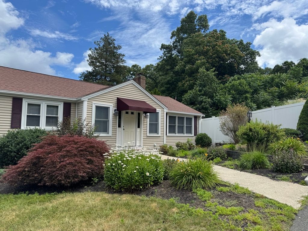 Exterior, Facade, Ranch