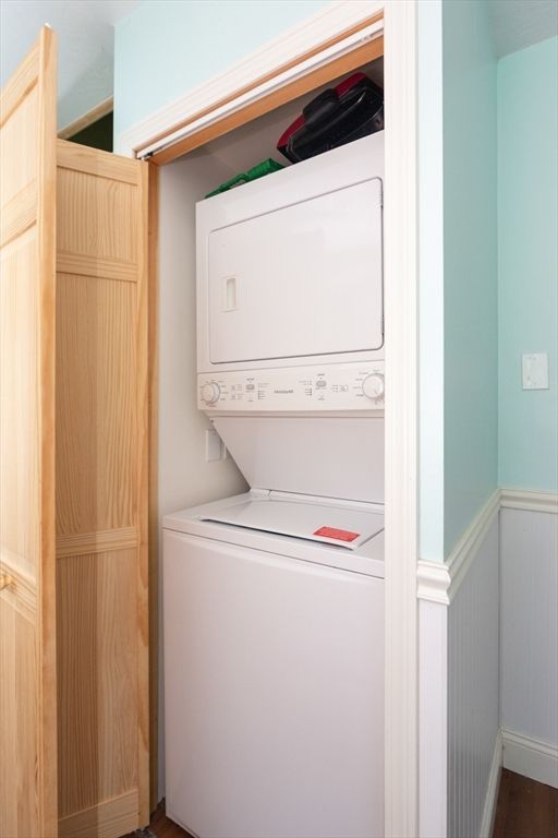 Interior, Utility Closets, Washer, Wood Texture Flooring