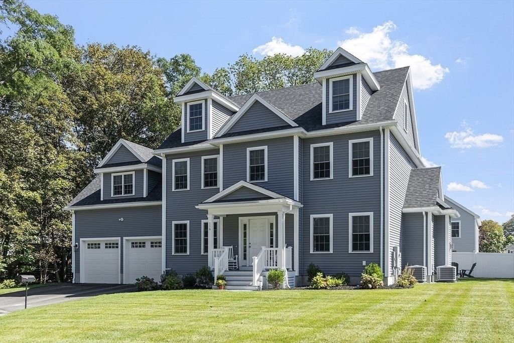 Attached, Exterior, Facade, Queen Anne Victorian