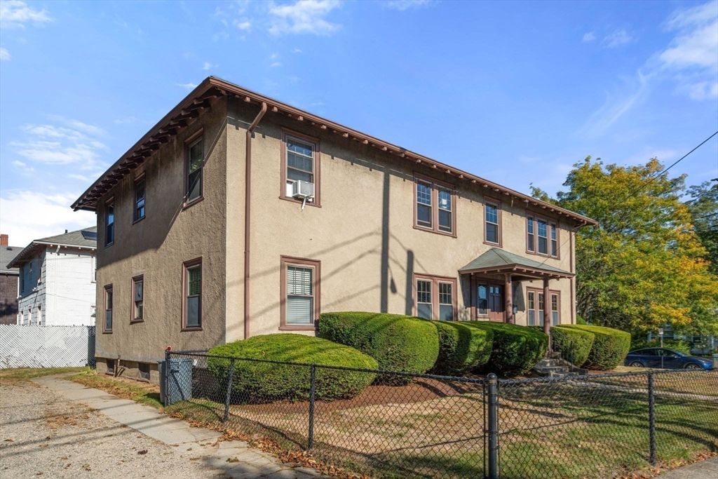 Exterior, Facade, Rowhouse